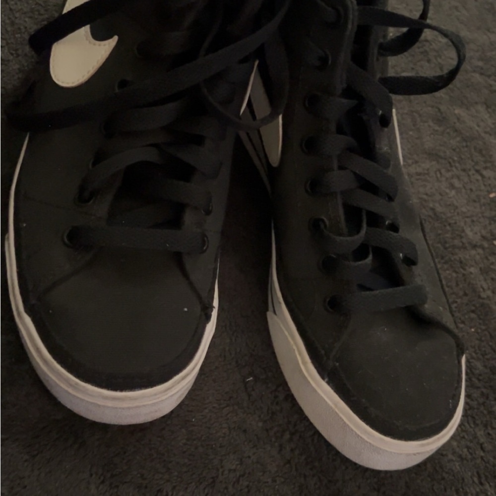 Black and White Nike high top Sneakers